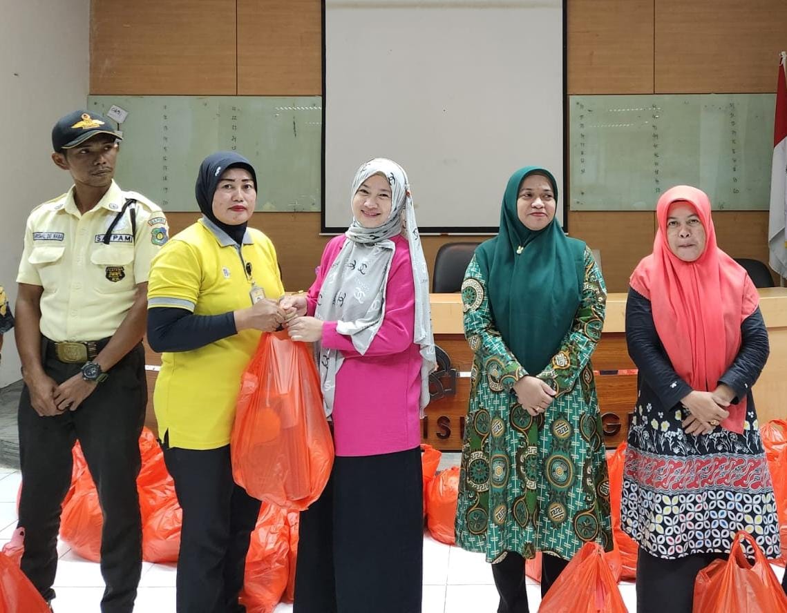 Berbagi Kebahagiaan di Bulan Ramadhan, FKIK Salurkan  Paket Sembako