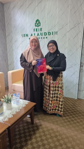 Dekan FKIK UIN Alauddin Makassar Sumbangkan Buku Sistem Reproduksi Wanita ke Prodi Kebidanan